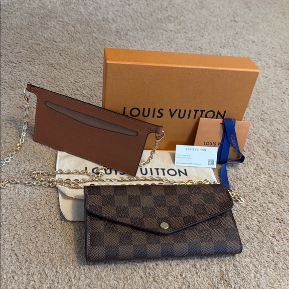 Louis Vuitton - Picture 1 of 17